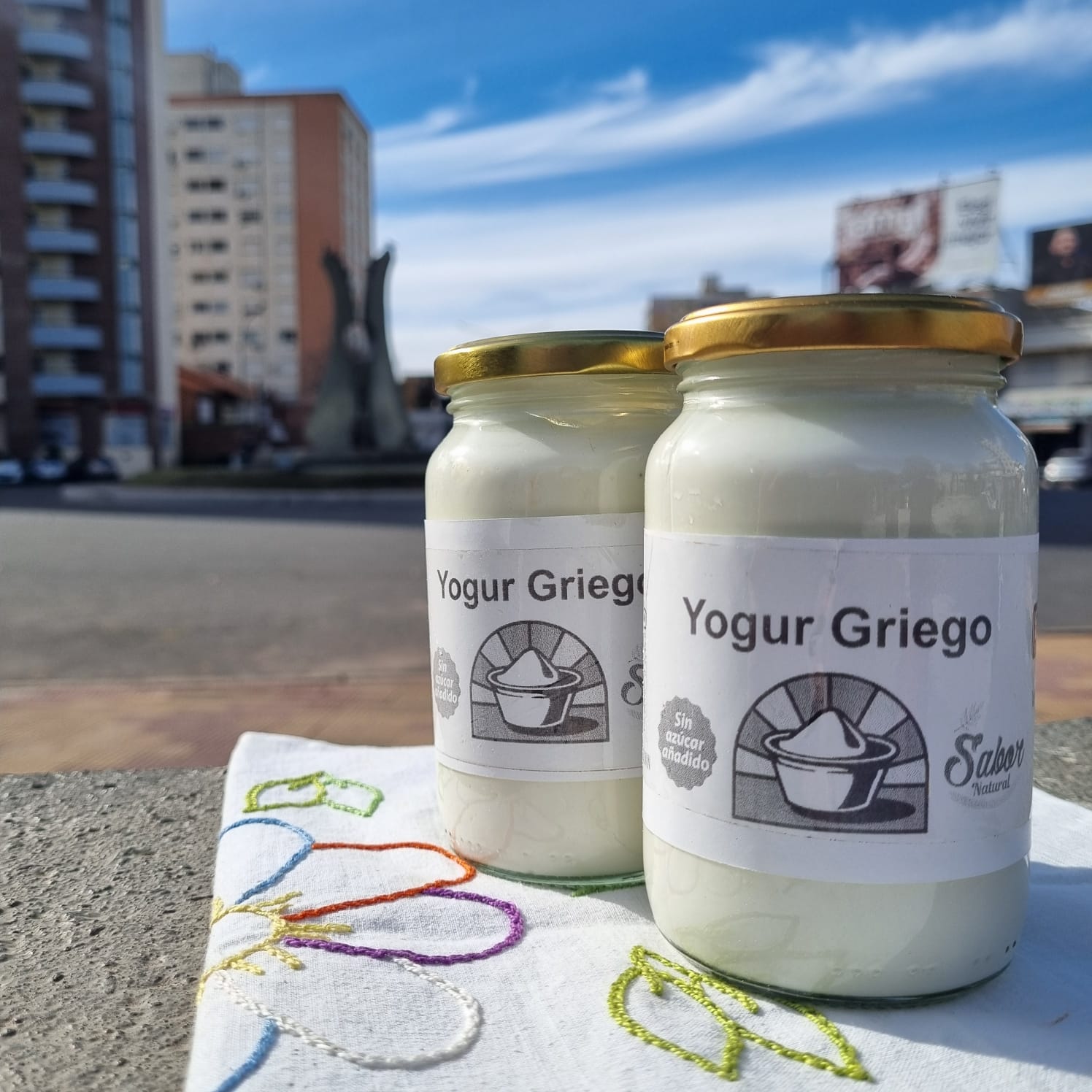 Yogur griego artesanal en frascos de vidrio en Junín